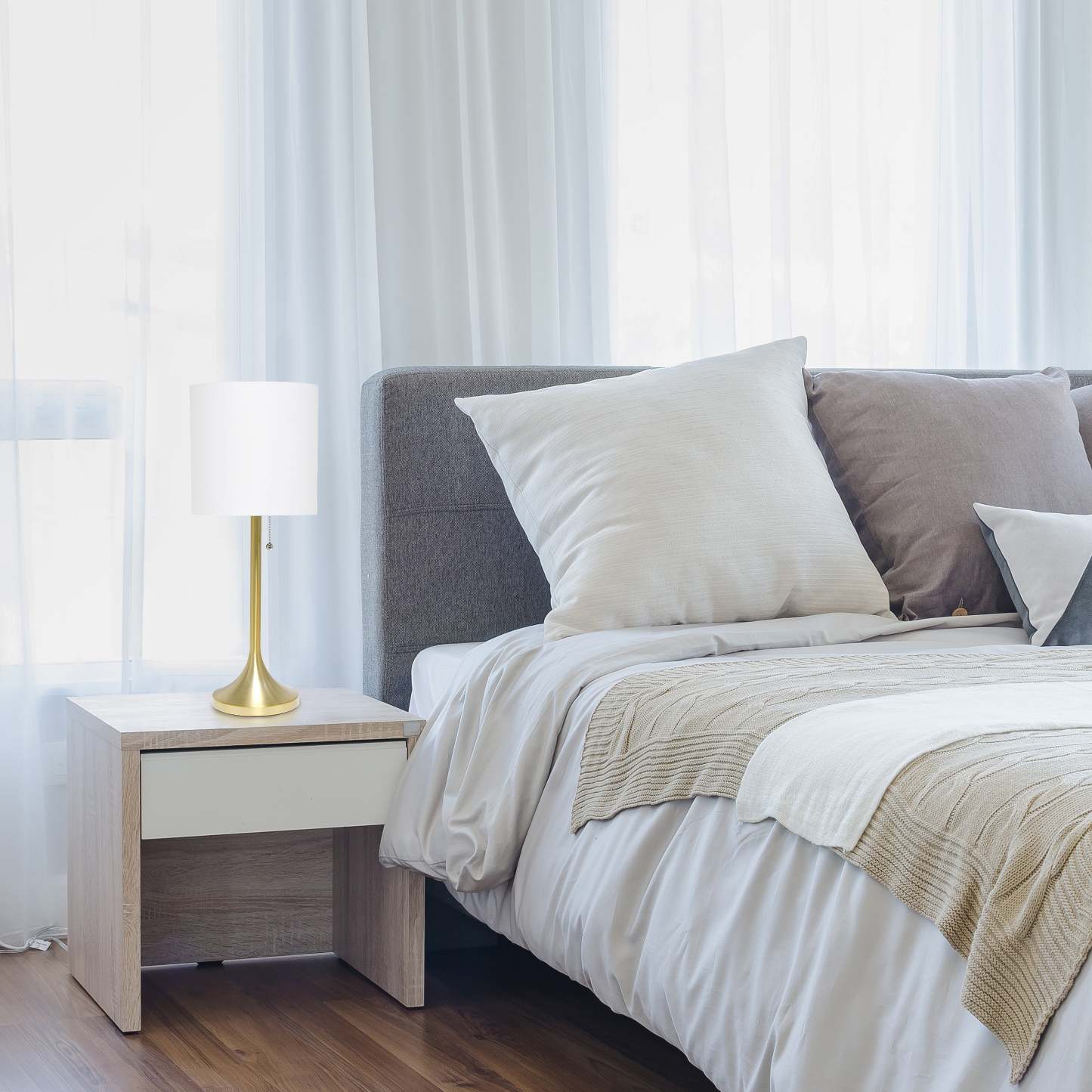 Lampe de table conique Simple Designs avec abat-jour tambour en tissu blanc - Or|Lampe de table effilée de Simple Designs avec abat-jour cylindrique en tissu blanc - doré