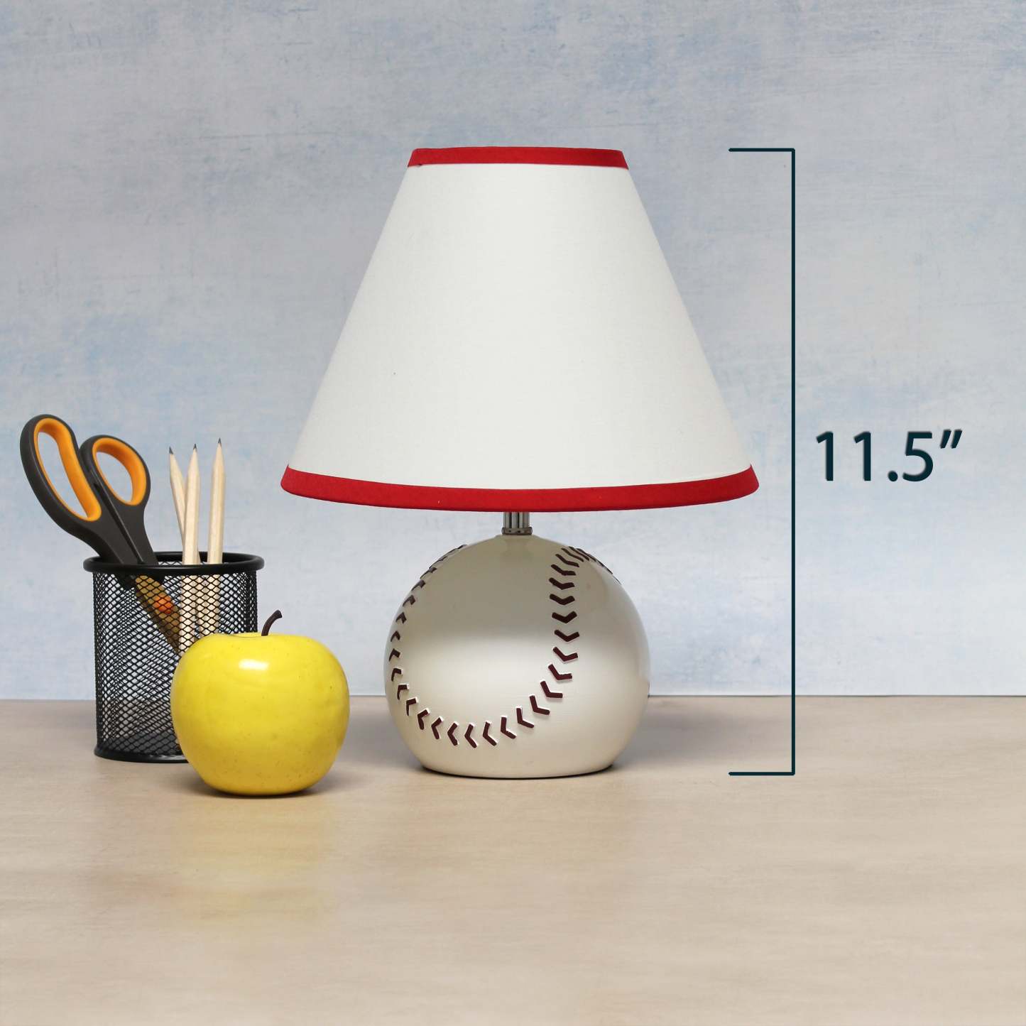 Simple Designs Sportslite 11.5 Athletic Sports Baseball Base Ceramic Table Lamp with White Empire F|Lampe de table sportive athlétique SportsLite de Simple Designs de 11,5 po en céramique avec base ba