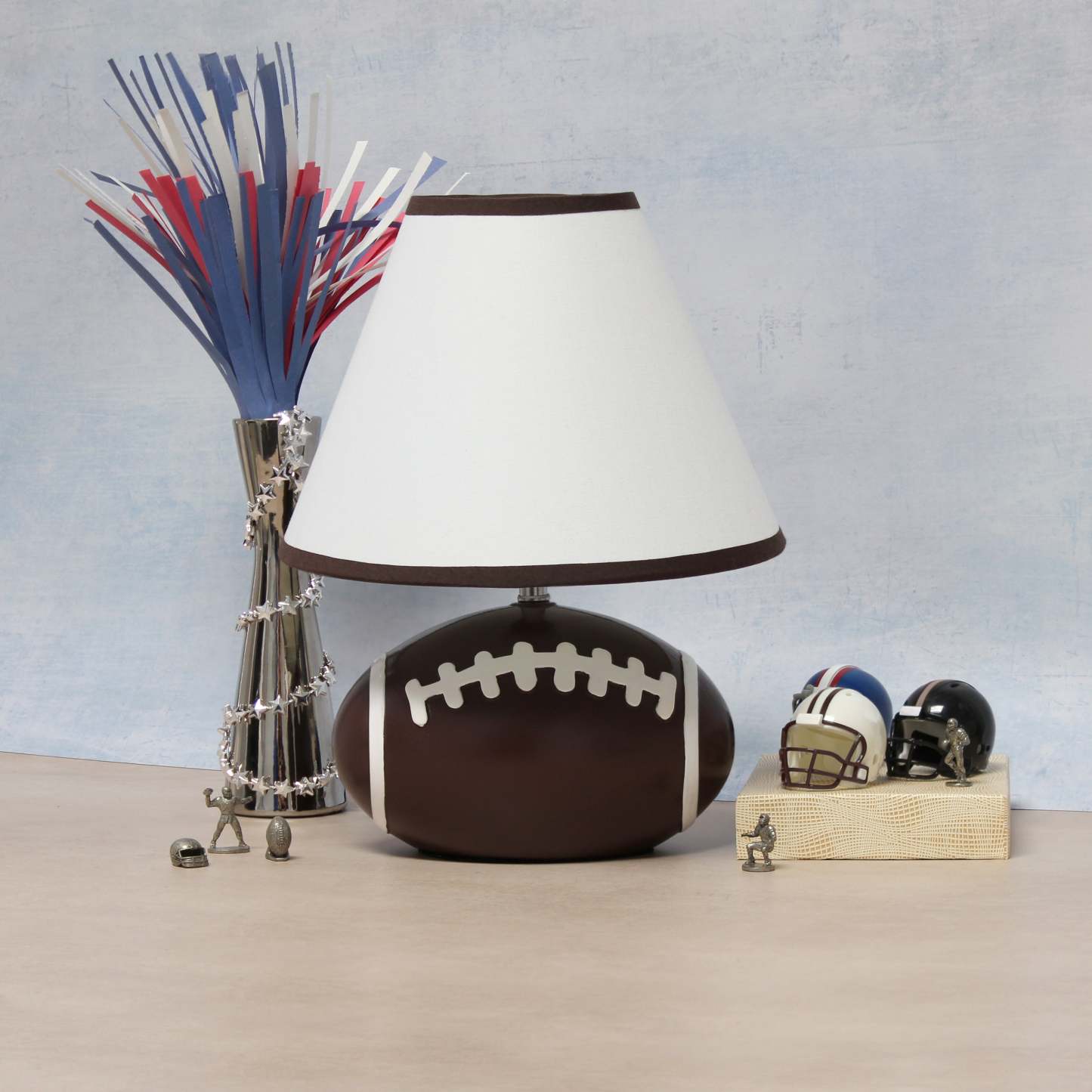 Simple Designs Sportslite 11.5 Athletic Sports Football Base Ceramic Table Lamp with White Empire F|Lampe de table sportive athlétique SportsLite de Simple Designs de 11,5 po en céramique avec base ba