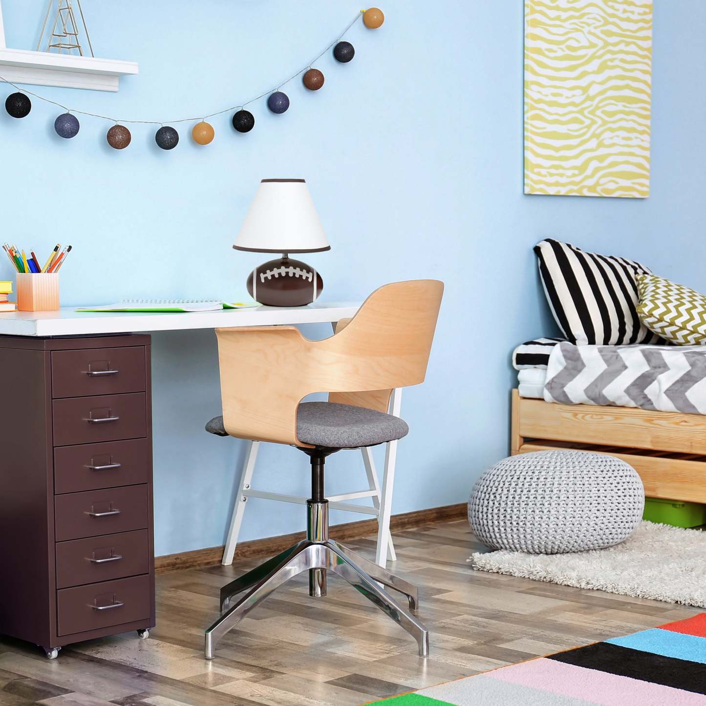 Simple Designs Sportslite 11.5 Athletic Sports Football Base Ceramic Table Lamp with White Empire F|Lampe de table sportive athlétique SportsLite de Simple Designs de 11,5 po en céramique avec base ba