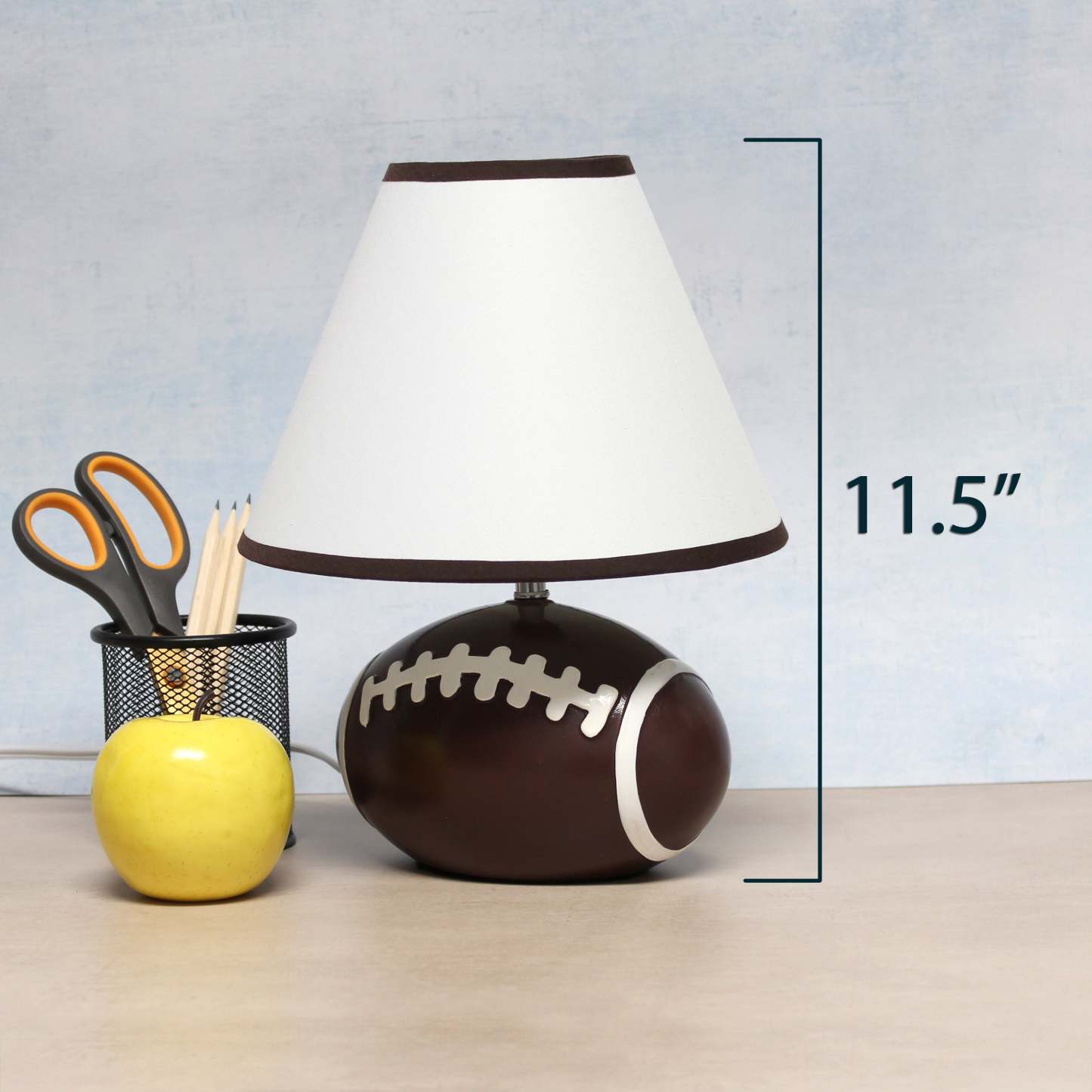 Simple Designs Sportslite 11.5 Athletic Sports Football Base Ceramic Table Lamp with White Empire F|Lampe de table sportive athlétique SportsLite de Simple Designs de 11,5 po en céramique avec base ba