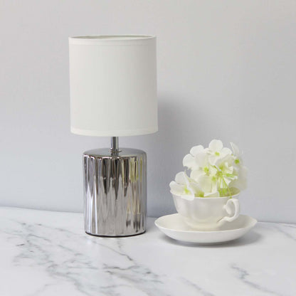 Simple Designs 11.61 Contemporary Ruffled Capsule Table Lamp with White Drum Fabric Shade - Metallic Chrome|Lampe de table contemporaine de Simple Designs de 11,61 po avec base à effet froncé et abat-jour cylindrique en tissu blanc - chrome métallique