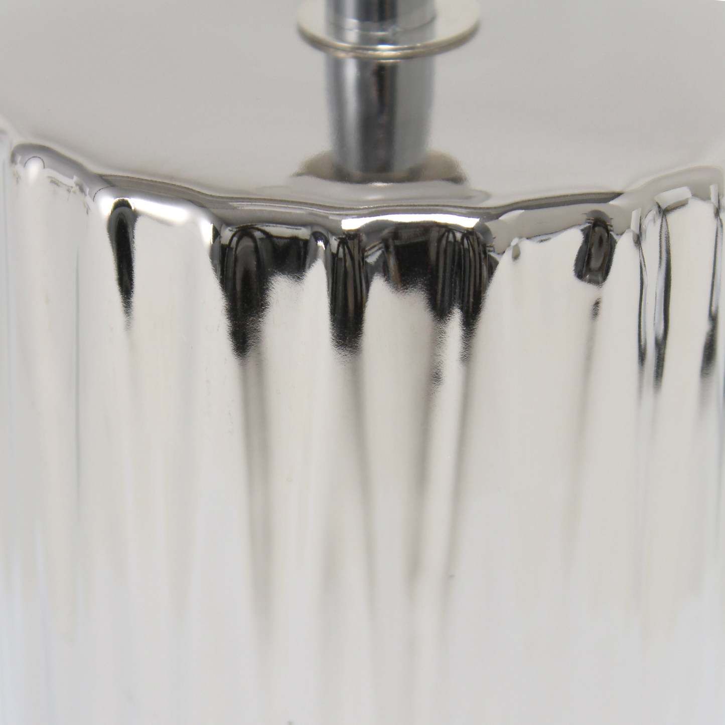 Simple Designs 11.61 Contemporary Ruffled Capsule Table Lamp with White Drum Fabric Shade - Metallic Chrome|Lampe de table contemporaine de Simple Designs de 11,61 po avec base à effet froncé et abat-jour cylindrique en tissu blanc - chrome métallique