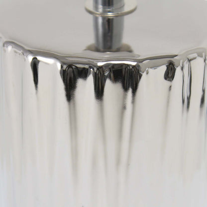 Simple Designs 11.61 Contemporary Ruffled Capsule Table Lamp with White Drum Fabric Shade - Metallic Chrome|Lampe de table contemporaine de Simple Designs de 11,61 po avec base à effet froncé et abat-jour cylindrique en tissu blanc - chrome métallique