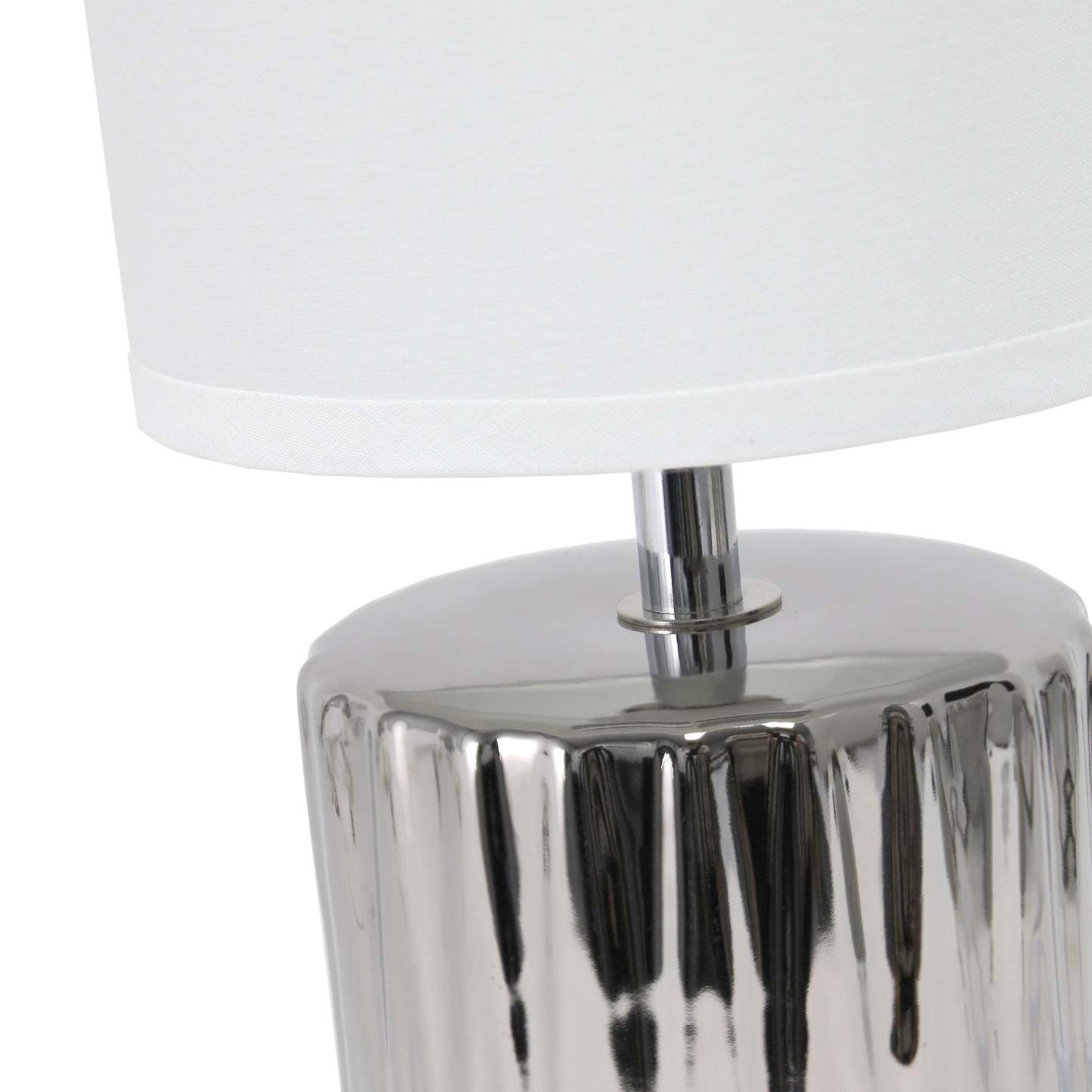 Simple Designs 11.61 Contemporary Ruffled Capsule Table Lamp with White Drum Fabric Shade - Metallic Chrome|Lampe de table contemporaine de Simple Designs de 11,61 po avec base à effet froncé et abat-jour cylindrique en tissu blanc - chrome métallique