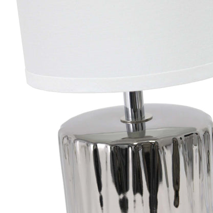 Simple Designs 11.61 Contemporary Ruffled Capsule Table Lamp with White Drum Fabric Shade - Metallic Chrome|Lampe de table contemporaine de Simple Designs de 11,61 po avec base à effet froncé et abat-jour cylindrique en tissu blanc - chrome métallique