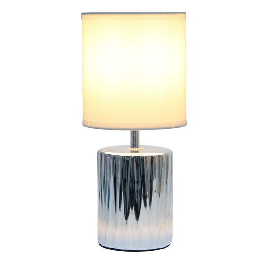 Simple Designs 11.61 Contemporary Ruffled Capsule Table Lamp with White Drum Fabric Shade - Metallic Chrome|Lampe de table contemporaine de Simple Designs de 11,61 po avec base à effet froncé et abat-jour cylindrique en tissu blanc - chrome métallique