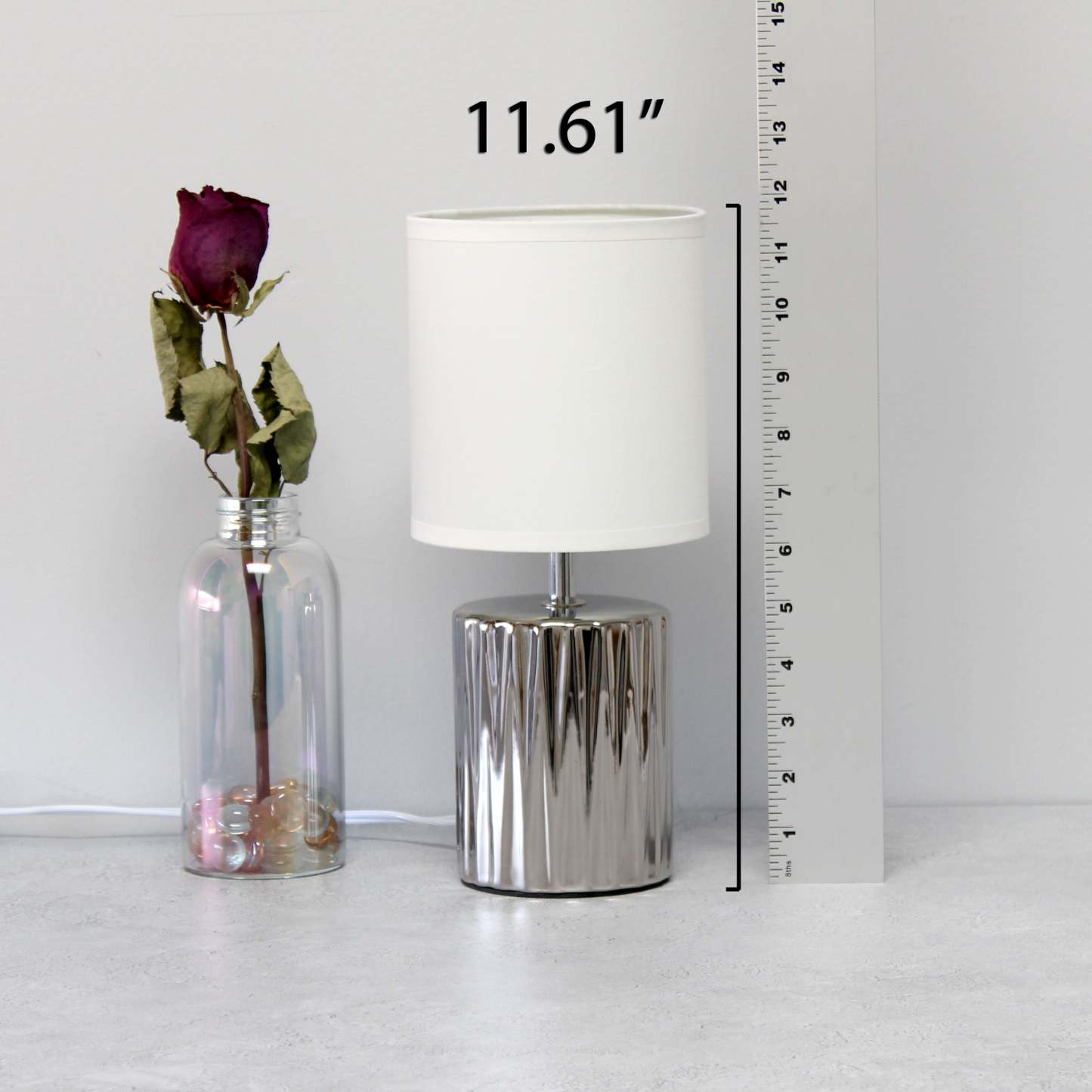 Simple Designs 11.61 Contemporary Ruffled Capsule Table Lamp with White Drum Fabric Shade - Metallic Chrome|Lampe de table contemporaine de Simple Designs de 11,61 po avec base à effet froncé et abat-jour cylindrique en tissu blanc - chrome métallique