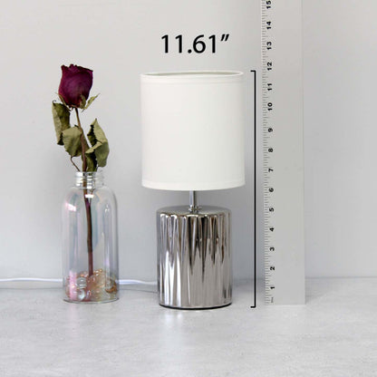 Simple Designs 11.61 Contemporary Ruffled Capsule Table Lamp with White Drum Fabric Shade - Metallic Chrome|Lampe de table contemporaine de Simple Designs de 11,61 po avec base à effet froncé et abat-jour cylindrique en tissu blanc - chrome métallique