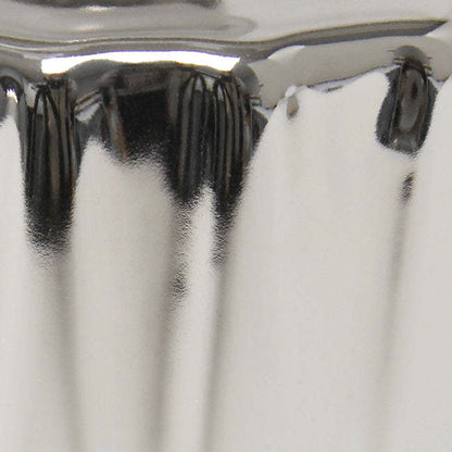 Simple Designs 11.61 Contemporary Ruffled Capsule Table Lamp with White Drum Fabric Shade - Metallic Chrome|Lampe de table contemporaine de Simple Designs de 11,61 po avec base à effet froncé et abat-jour cylindrique en tissu blanc - chrome métallique