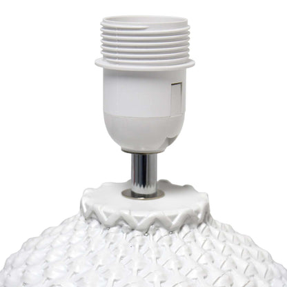 Simple Designs 20.4 Lampe de table de chevet traditionnelle en céramique à texture purlée avec tambour en tissu blanc Sh|Lampe de table de nuit traditionnelle de Simple Designs de 20,4 po en céramique avec texture de mail
