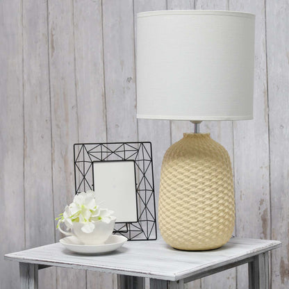 Simple Designs 20.4 Lampe de table traditionnelle à texture purée en céramique avec abat-jour tambour en tissu blanc - Ye|Lampe de table traditionnelle de Simple Designs de 20,4 po en céramique avec texture de mailles reto