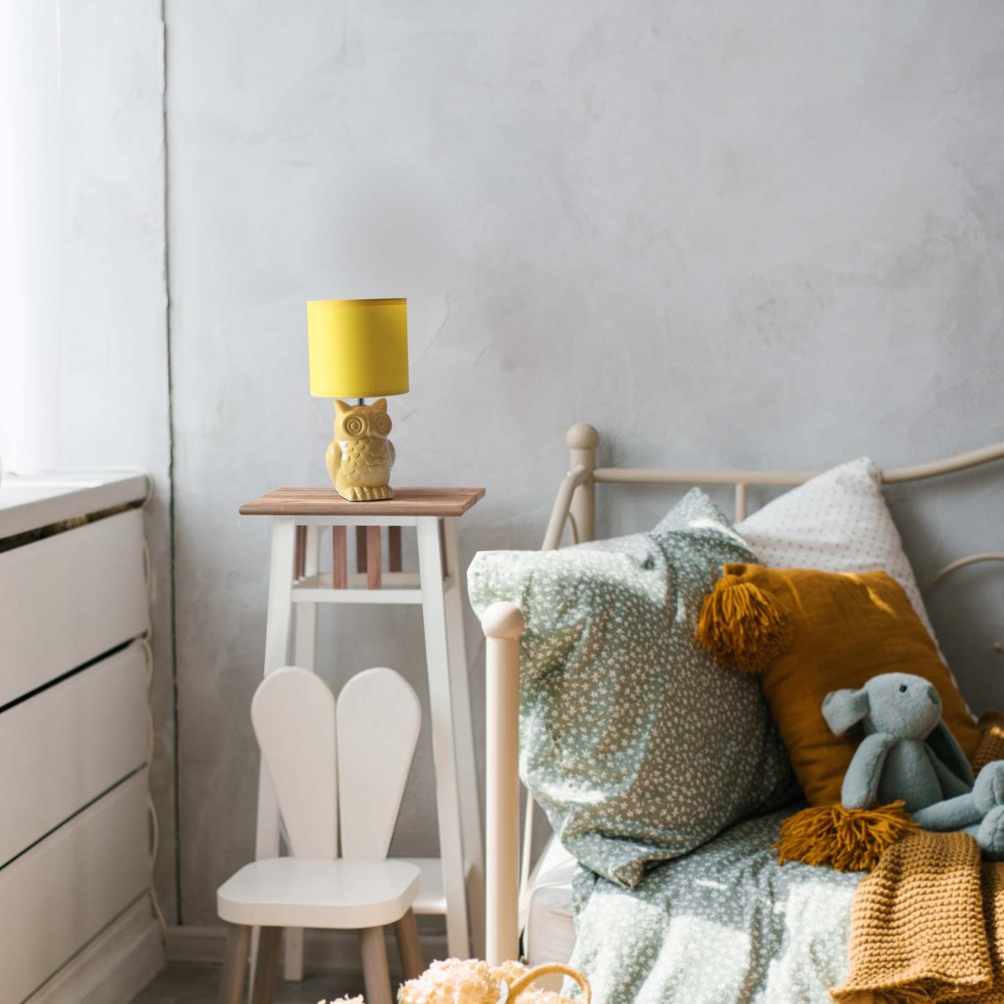 Simple Designs 12.8 Contemporary Ceramic Owl Table Lamp with Matching Fabric Shade - Dandelion Yellow|Lampe de table contemporaine en forme de hibou de Simple Designs de 12,8 po en céramique avec abat-jour en tissu assorti - jaune pissenlit