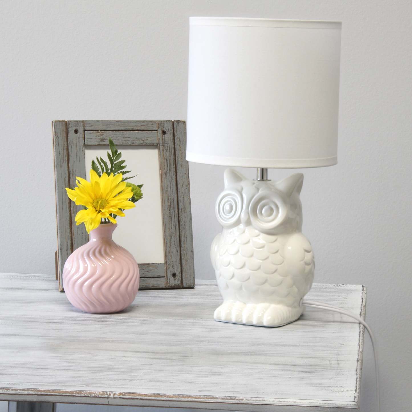 Simple Designs 12.8 Contemporary Ceramic Owl Table Lamp with Matching Fabric Shade - Off White|Lampe de table contemporaine en forme de hibou de Simple Designs de 12,8 po en céramique avec abat-jour en tissu assorti - blanc cassé