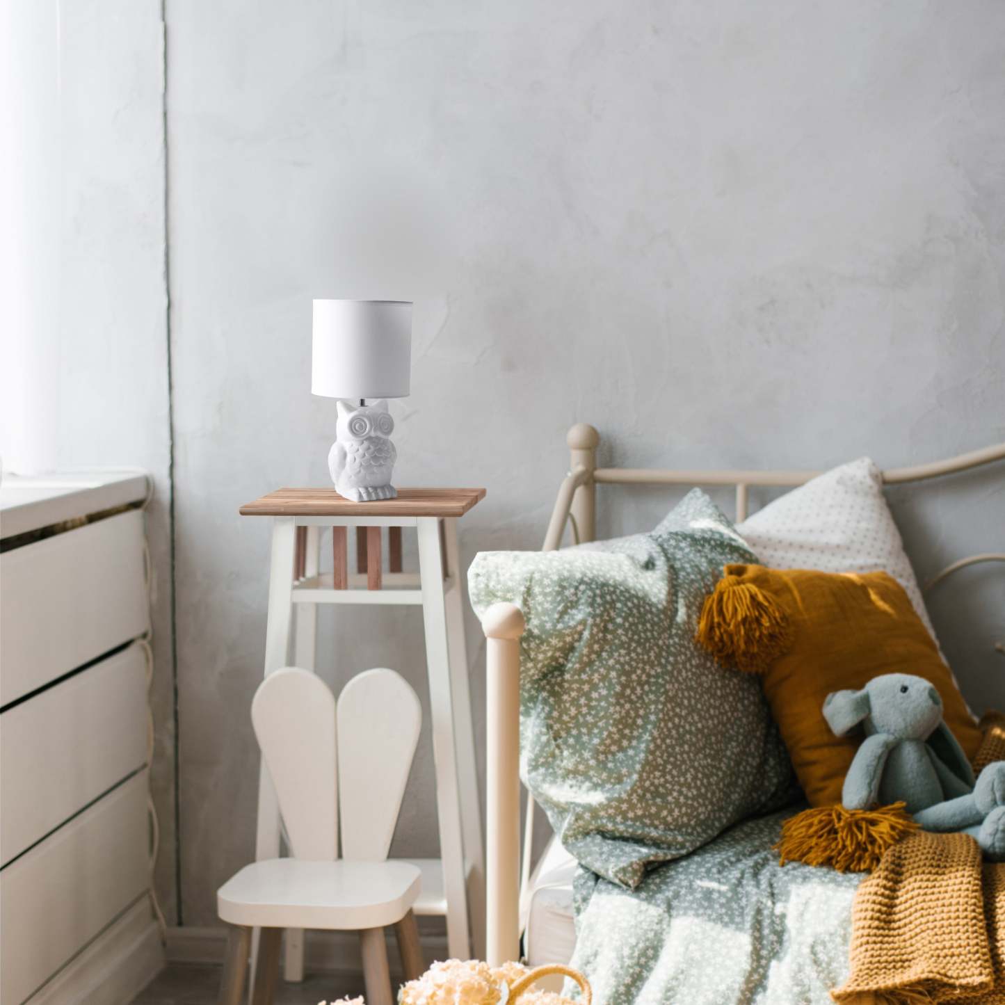 Simple Designs 12.8 Contemporary Ceramic Owl Table Lamp with Matching Fabric Shade - Off White|Lampe de table contemporaine en forme de hibou de Simple Designs de 12,8 po en céramique avec abat-jour en tissu assorti - blanc cassé