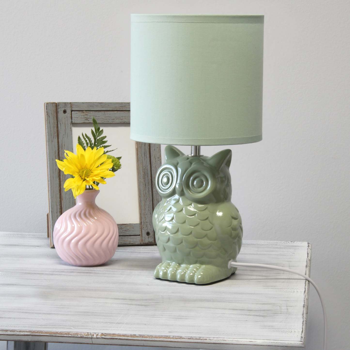 Simple Designs 12.8 Contemporary Ceramic Owl Table Lamp with Matching Fabric Shade - Sage Green|Lampe de table contemporaine en forme de hibou de Simple Designs de 12,8 po en céramique avec abat-jour en tissu assorti - vert sauge