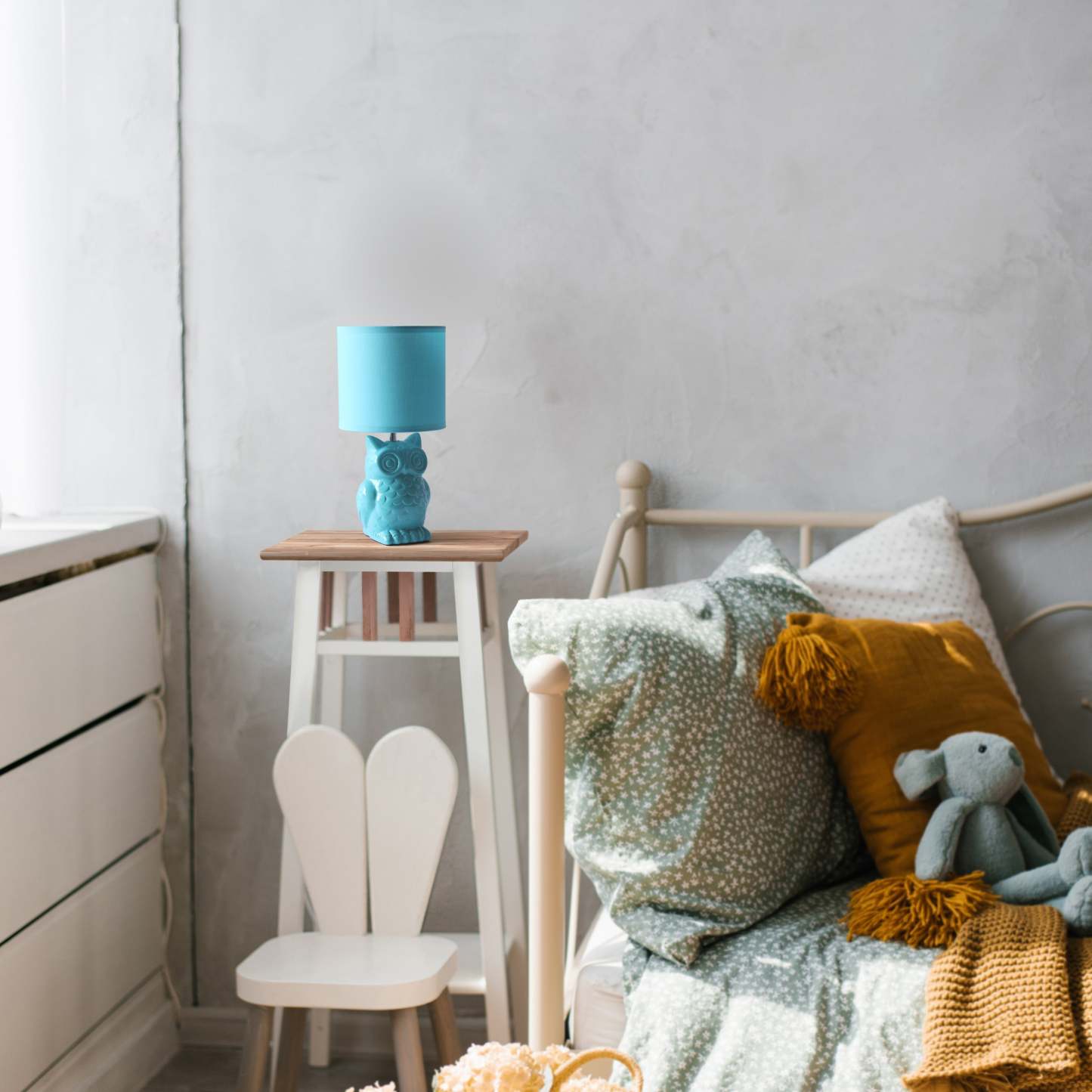 Simple Designs 12.8 Contemporary Ceramic Owl Table Lamp with Matching Fabric Shade - Tiffany Blue|Lampe de table contemporaine en forme de hibou de Simple Designs de 12,8 po en céramique avec abat-jour en tissu assorti - bleu Tiffany