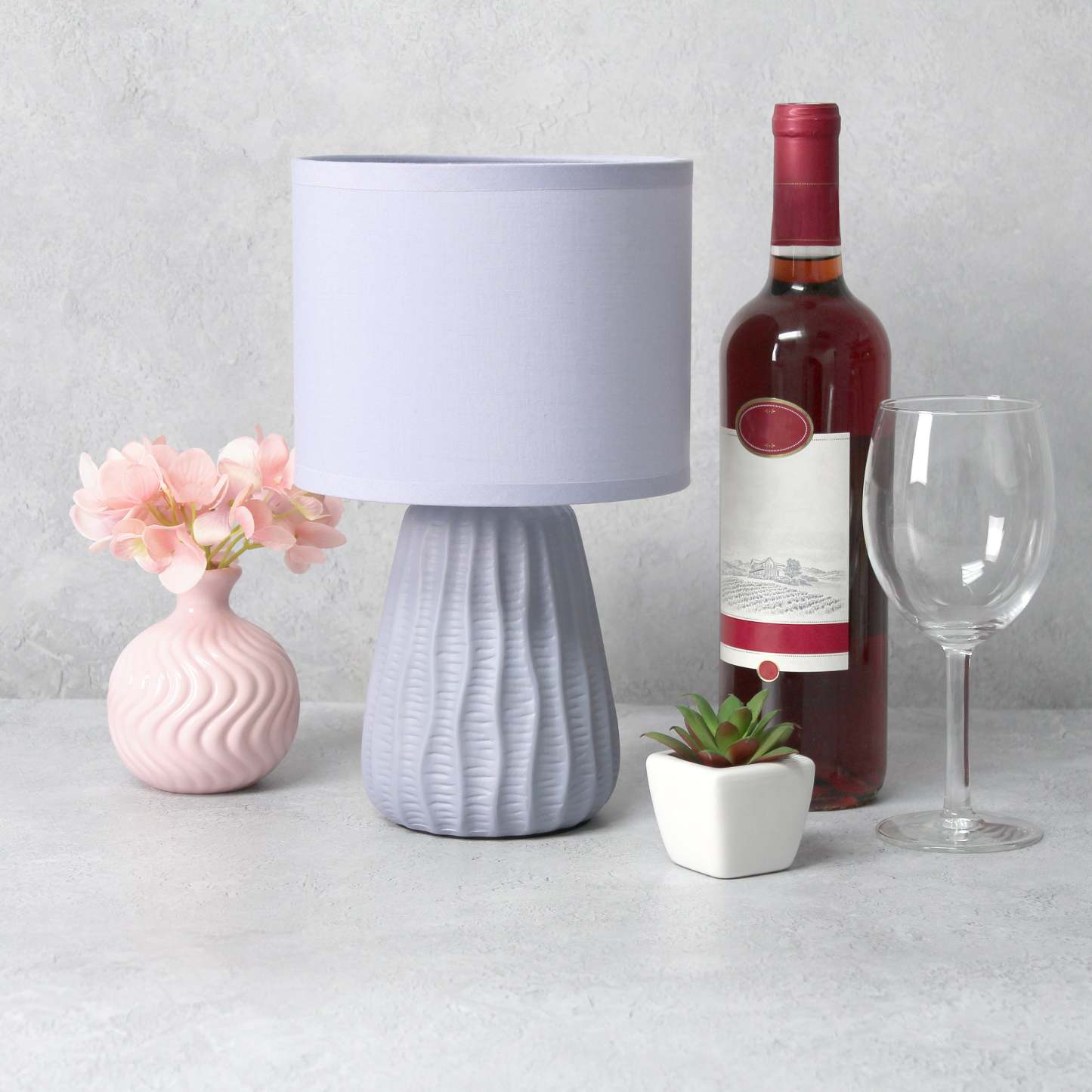 Simple Designs 11.02 Traditional Mini Modern Ceramic Texture Pastel Table Lamp with Matching Fabric|Mini lampe de table pastel, texturée, traditionnelle et moderne de Simple Designs de 11,02 po en cér