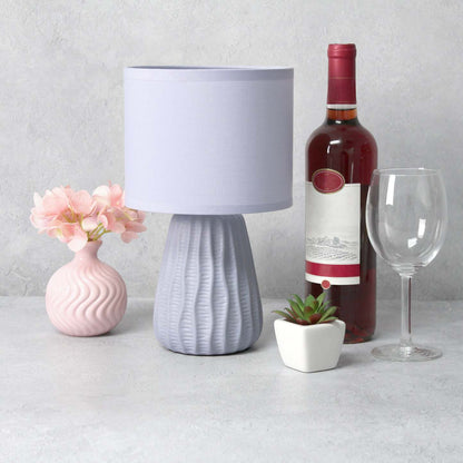 Simple Designs 11.02 Traditional Mini Modern Ceramic Texture Pastel Table Lamp with Matching Fabric|Mini lampe de table pastel, texturée, traditionnelle et moderne de Simple Designs de 11,02 po en cér