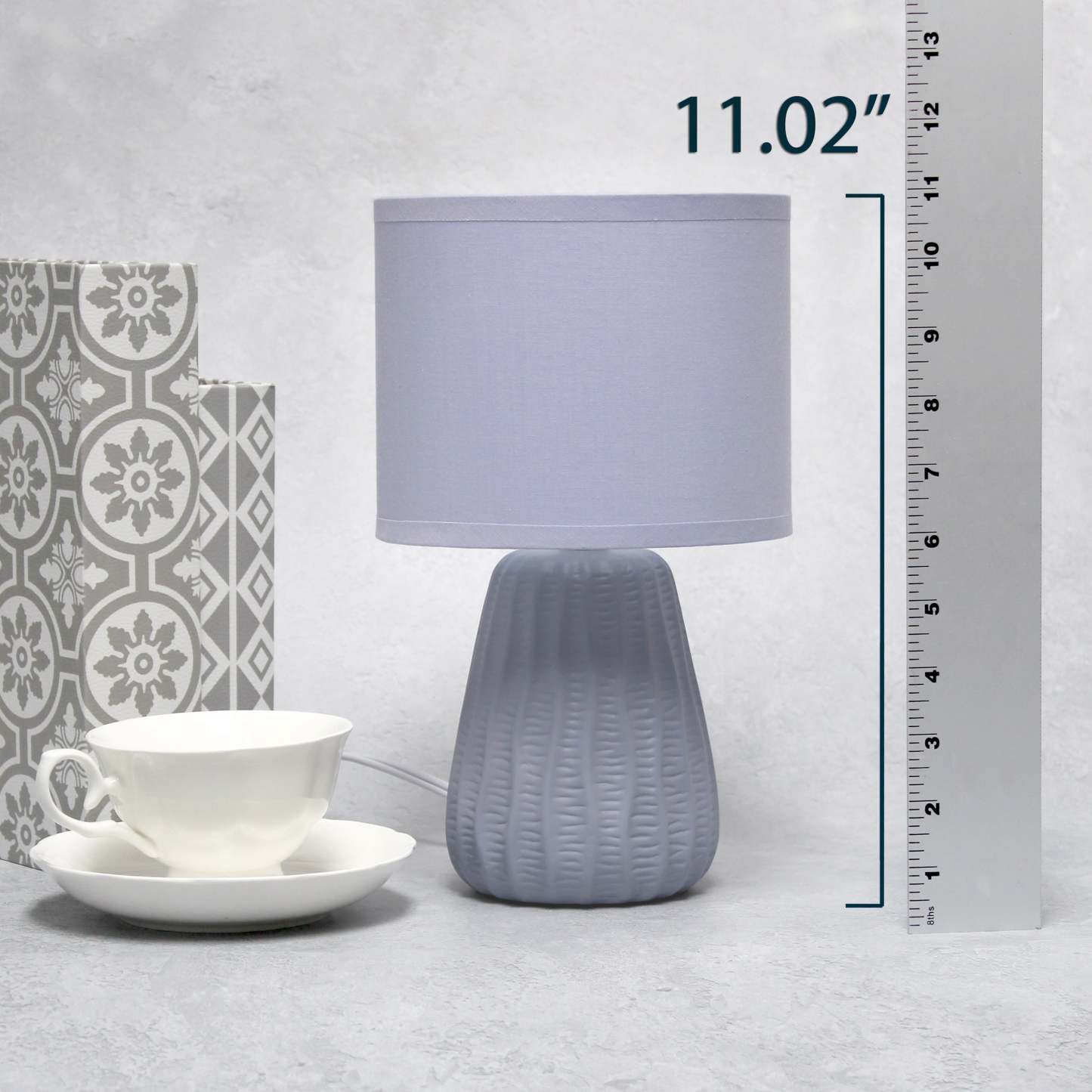 Simple Designs 11.02 Traditional Mini Modern Ceramic Texture Pastel Table Lamp with Matching Fabric|Mini lampe de table pastel, texturée, traditionnelle et moderne de Simple Designs de 11,02 po en cér