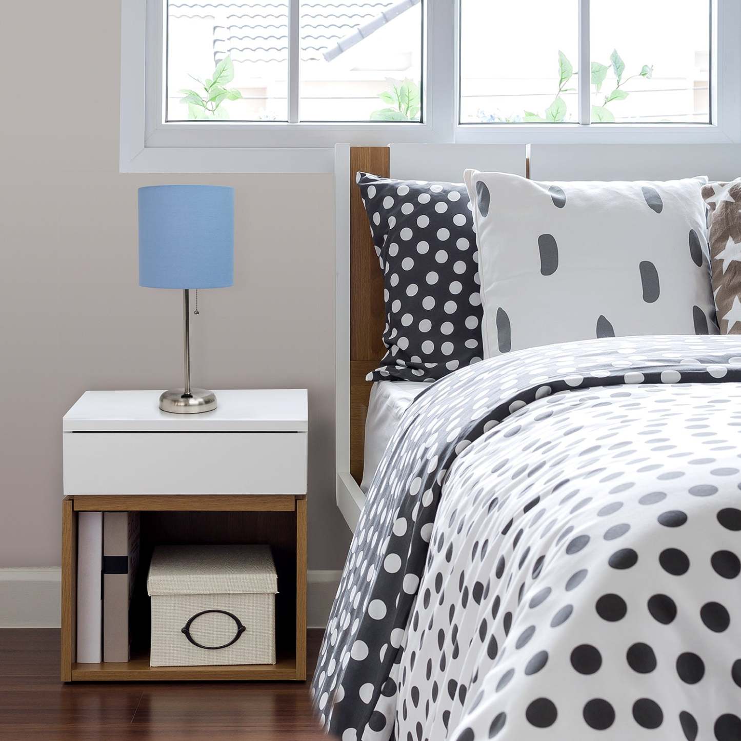 Limelights Stick Lamp with Charging Outlet And Fabric Shade, Blue Table Lamp|Lampe de table Limelights bleue avec pied mince et prise de recharge|D2200VO8