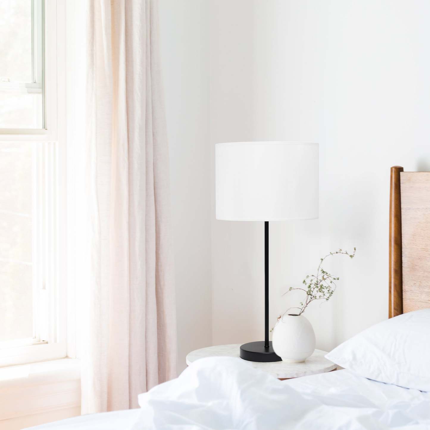 Lampe de table blanche Simple Designs avec pied mince noir | D22BWX91