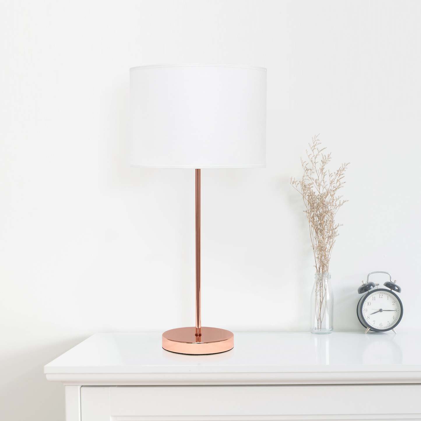 Lampe de table blanche Simple Designs avec abat-jour en tissu rose doré | D21B7CVY
