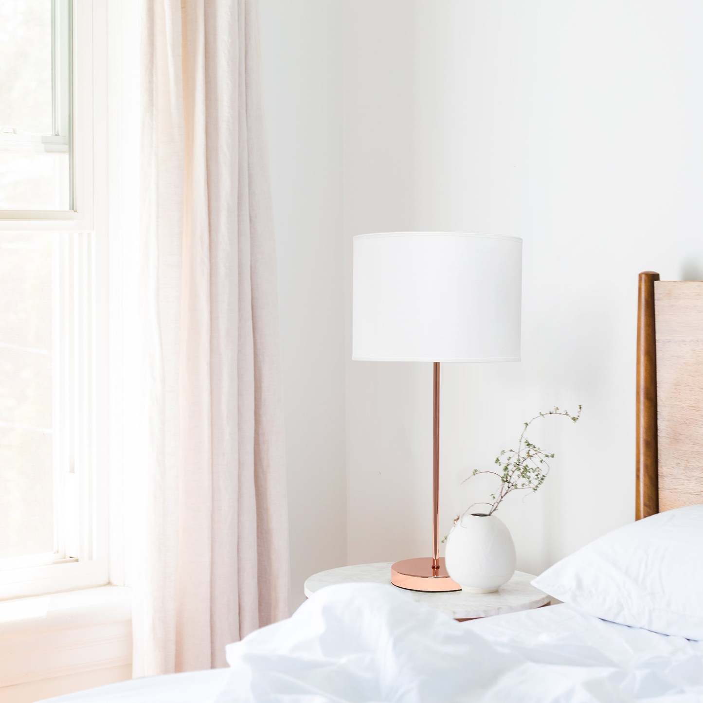 Lampe de table blanche Simple Designs avec abat-jour en tissu rose doré | D21B7CVY