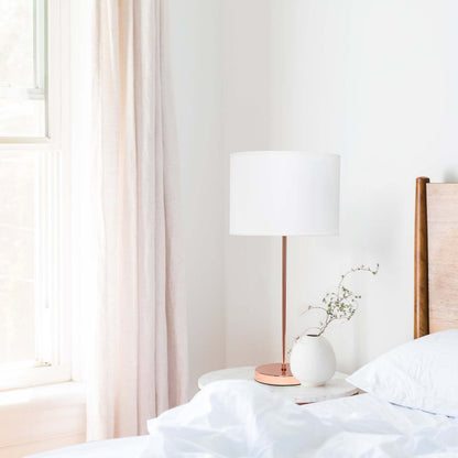 Lampe de table blanche Simple Designs avec abat-jour en tissu rose doré | D21B7CVY