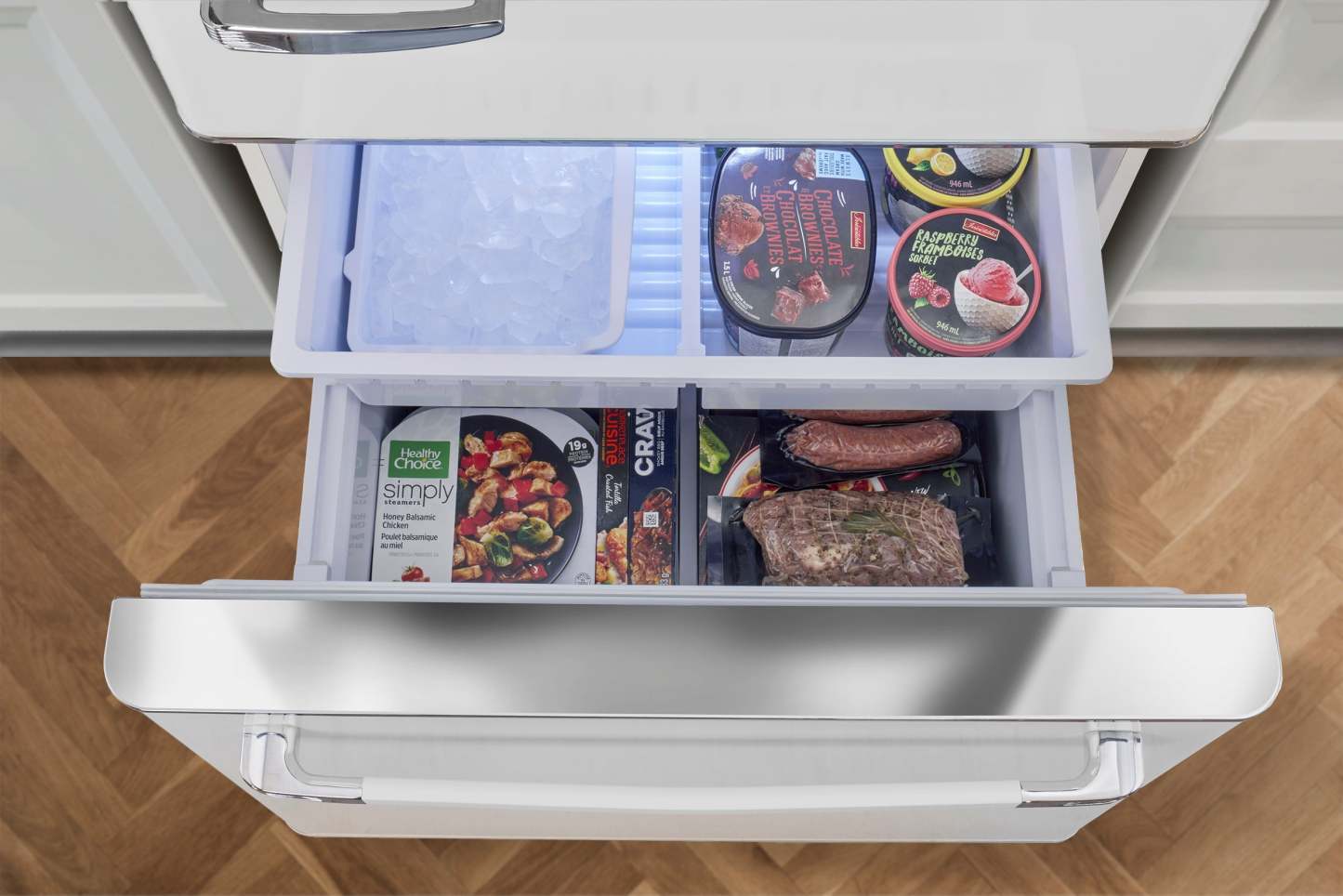 Classic Rétro par Unique 18 pi³ Réfrigérateur à congélateur sans givre en bas - UGP-510L W AC | Classic Retro by Unique Frost-Free Bottom Freezer Refrigerator 18 cu.ft. - UGP-510L W AC | U510LWAC