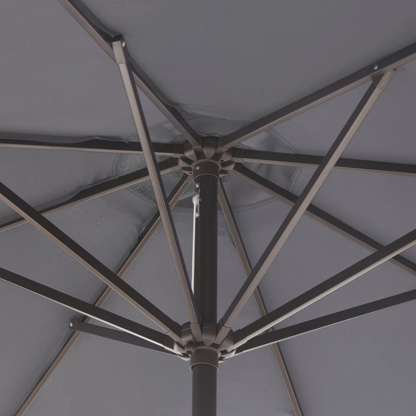 Parasol de terrasse Lopes de 2,74 m (9 pi) avec pied et support lestés finition bronze inclus