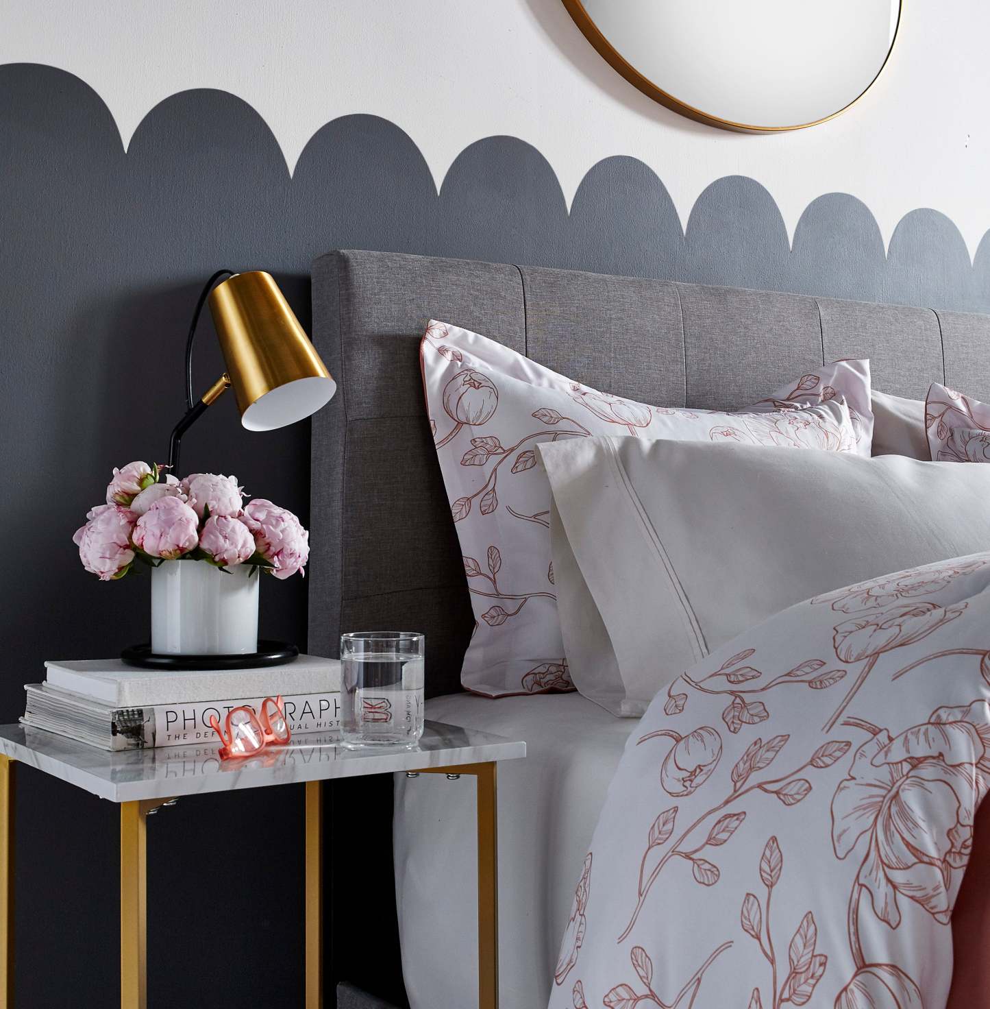 Mia 15.75 Faux Marble Chairside Table - Blanc &amp; Or|Table de fauteuil Mia de 15,75 po en imitation de marbre - blanche et dorée