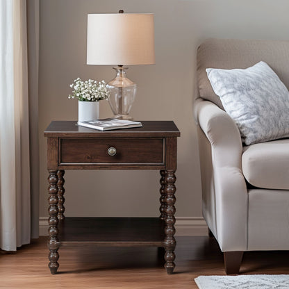 Table de chevet en bois tourné Beckett, signée Madison Park, avec tiroir et étagère.
