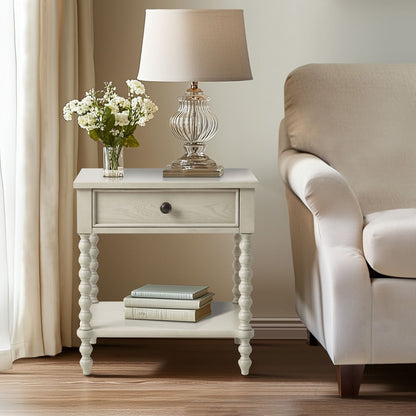 Table de chevet en bois tourné Beckett, signée Madison Park, avec tiroir et étagère.