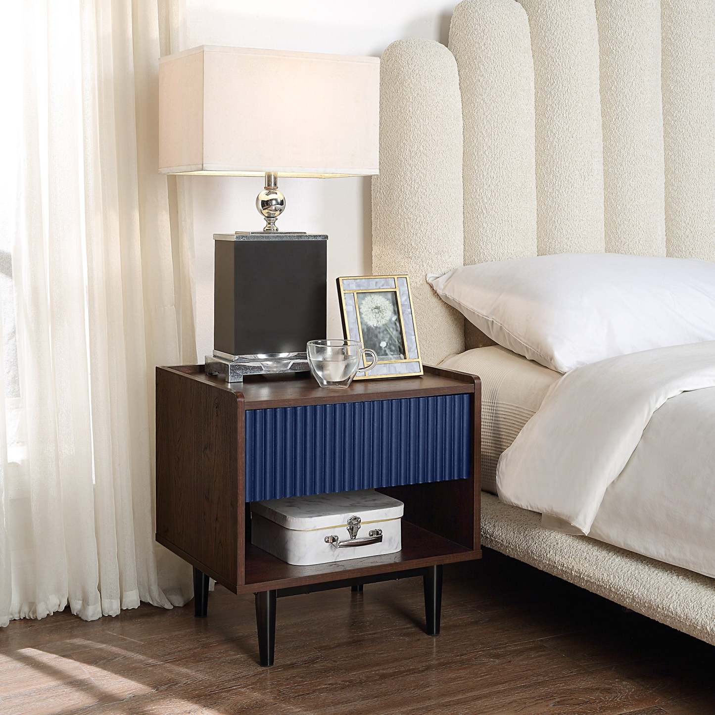 Manhattan Comfort Duane Modern Ribbed Nightstand with Full Extension Drawer - Dark Brown &amp; Navy Blue|Table de nuit moderne Duane de Manhattan Comfort avec cannelures et tiroir à extension complète - brun foncé et bleu marine