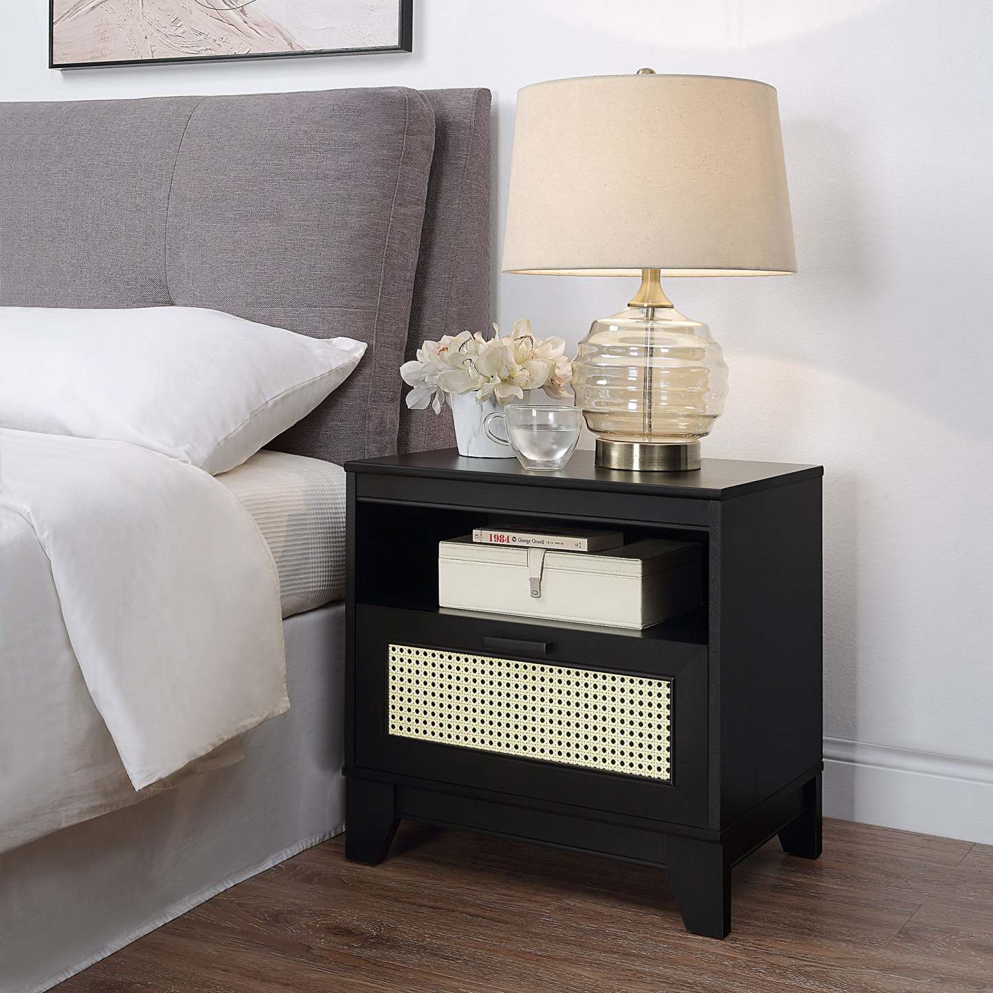 Manhattan Comfort Sheridan Modern Cane Nightstand - Black|Table de nuit moderne Sheridan de Manhattan Comfort avec cannage - noire