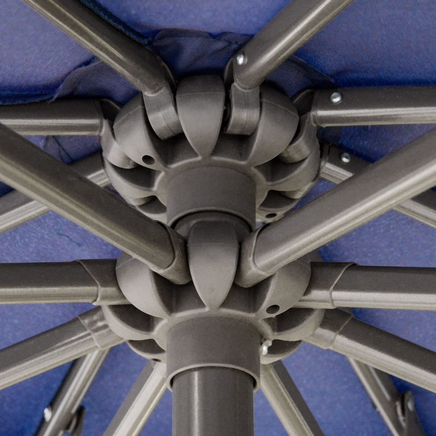 Parasol déporté Outsunny 9' à 2 niveaux avec manivelle, base en croix et 8 baleines, pour jardin et terrasse.