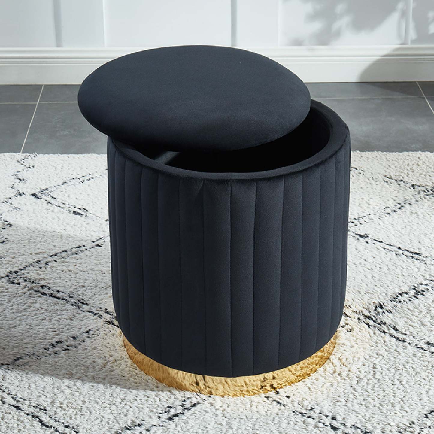 Pouf rond Charlotte en velours avec base dorée Bancs noirs|Pouf rond Charlotte noir en velours avec base dorée