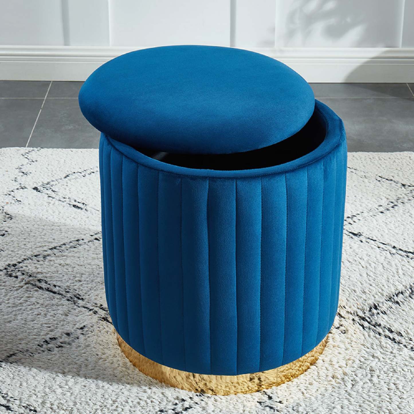 Pouf rond Charlotte en velours avec base dorée Navy Benches|Pouf rond Charlotte bleu marine en velours avec base dorée
