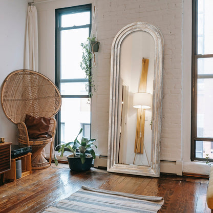 Miroir sur pied pleine longueur Dovelina rustique en bois vieilli arqué