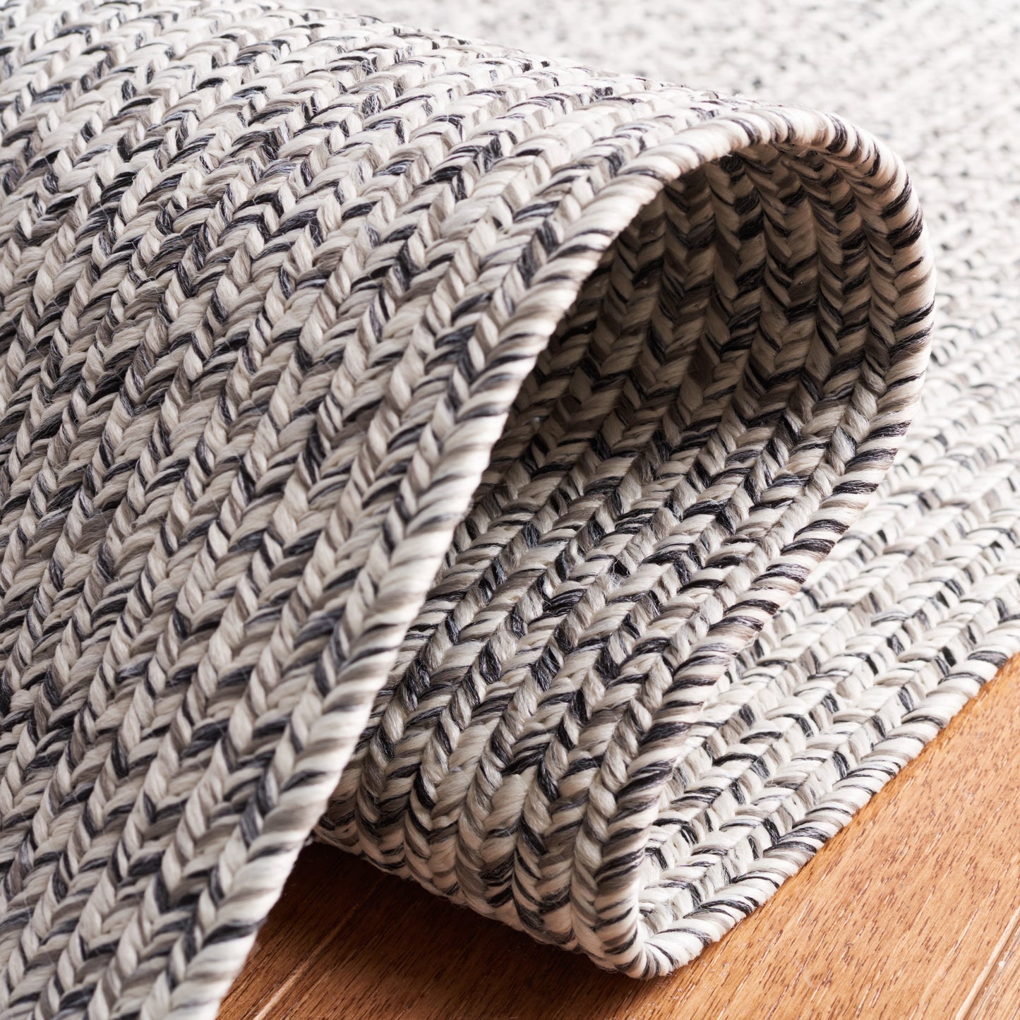 Tapis décontracté tressé à la main SAFAVIEH Anthi