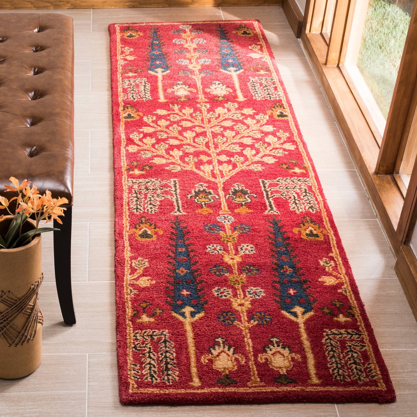 Tapis oriental traditionnel en laine SAFAVIEH fait main, motif floral, style classique.