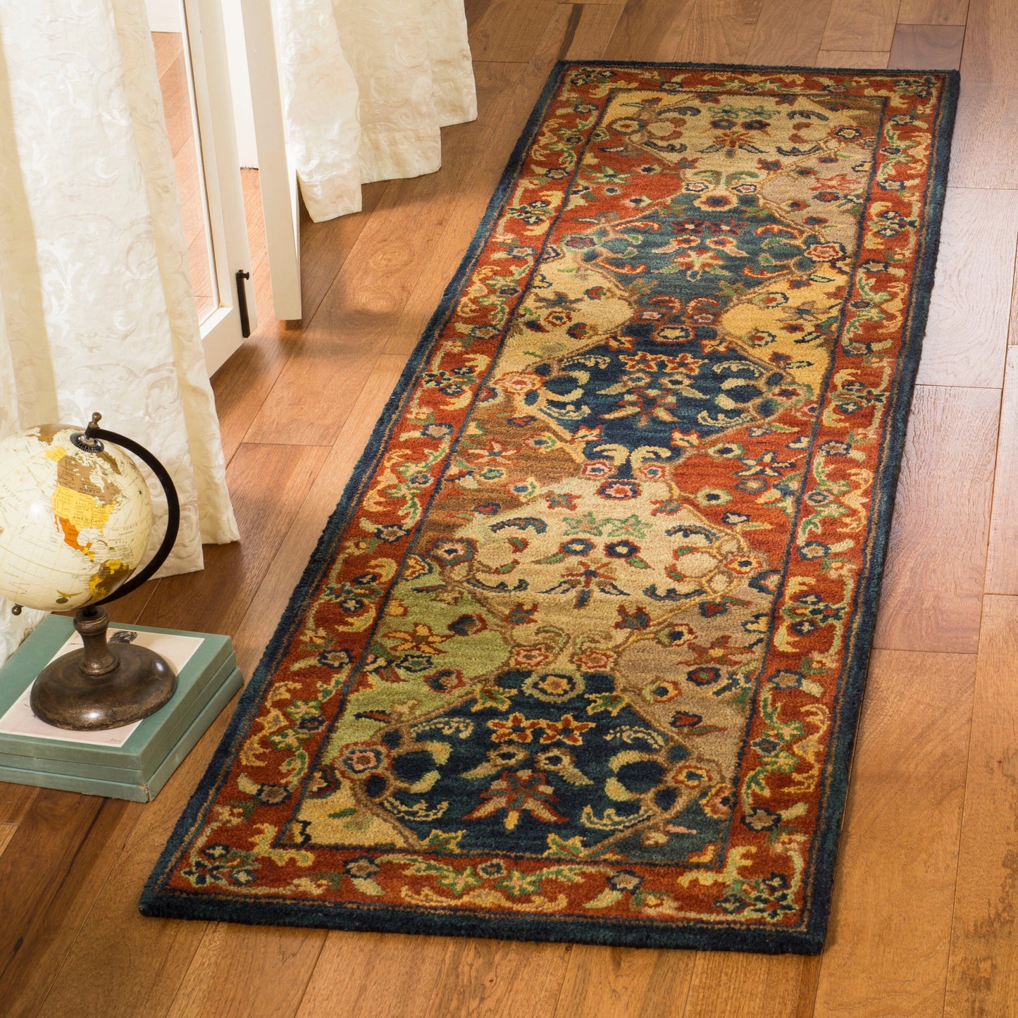 Tapis oriental traditionnel en laine SAFAVIEH fait main, motif reptiles.