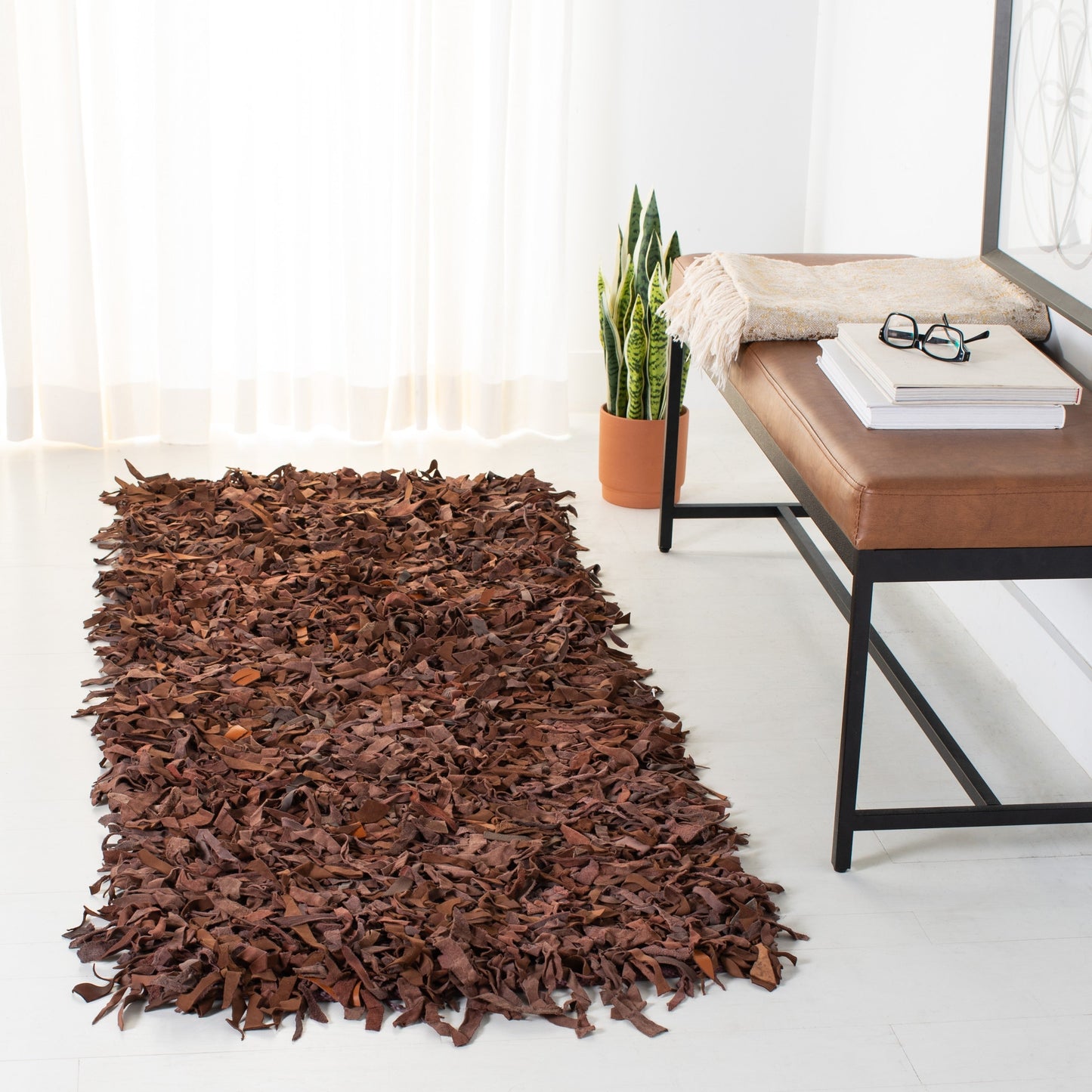 Tapis décoratif moderne SAFAVIEH en cuir shaggy fait main Doinita