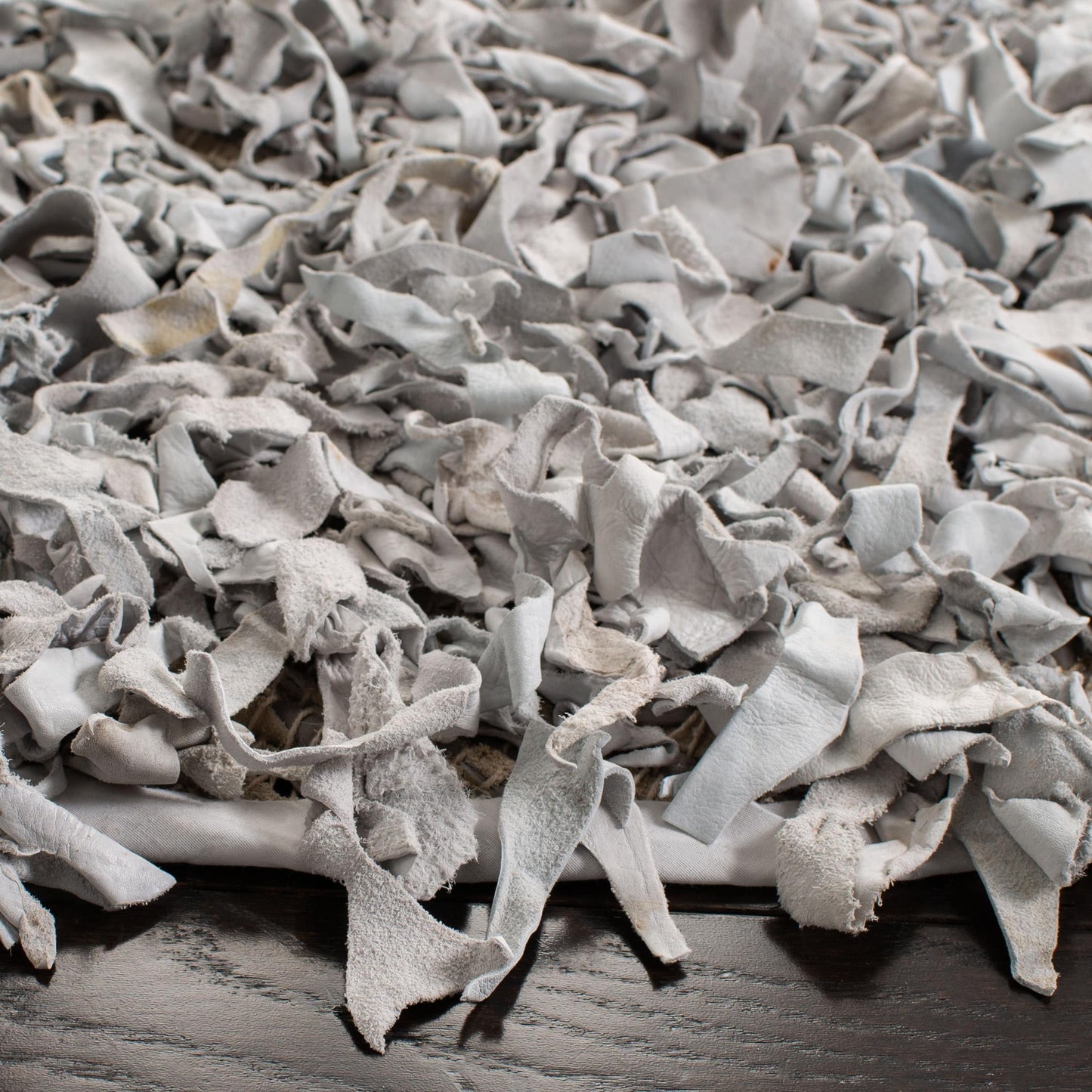 Tapis décoratif moderne SAFAVIEH en cuir shaggy fait main Doinita