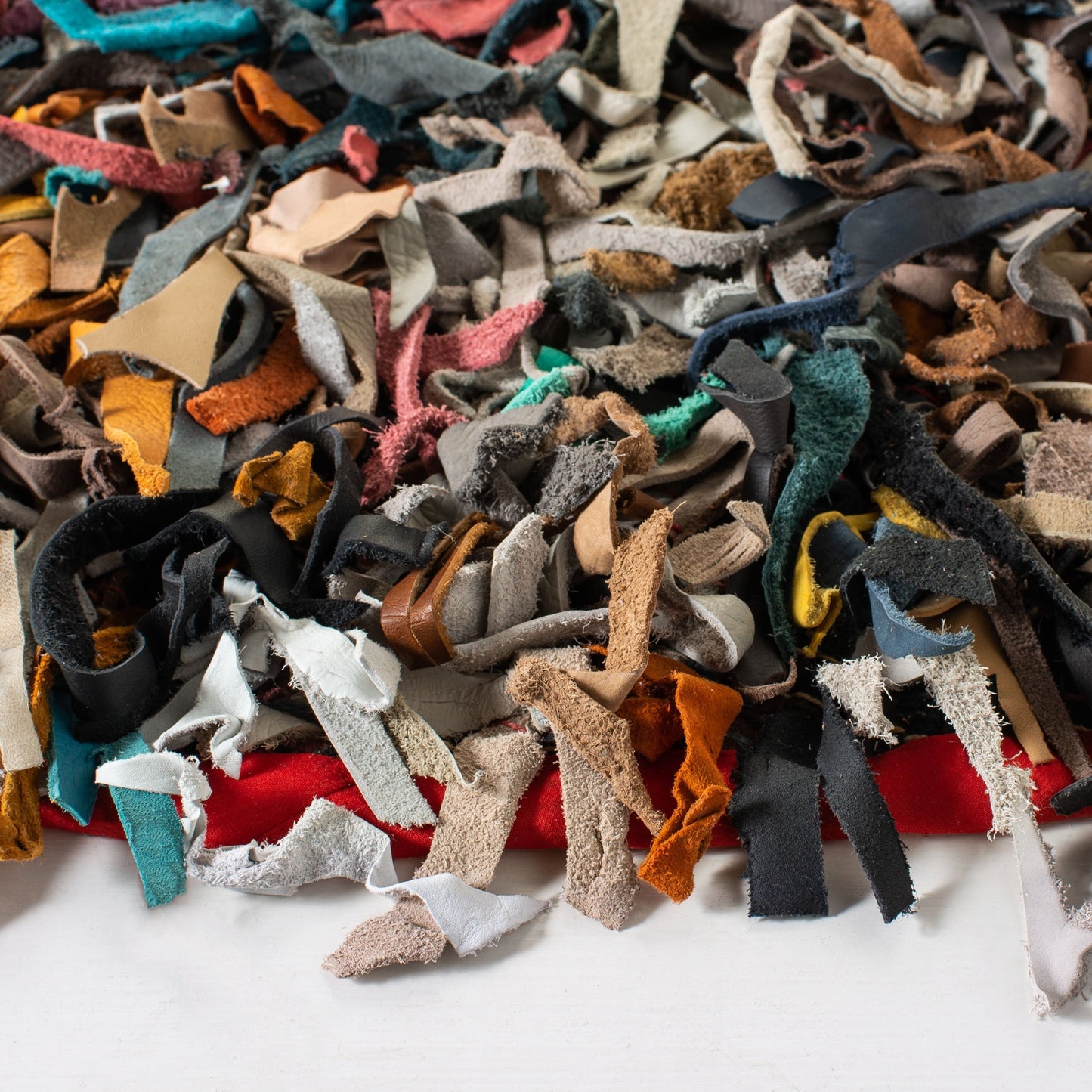 Tapis décoratif moderne SAFAVIEH en cuir shaggy fait main Doinita