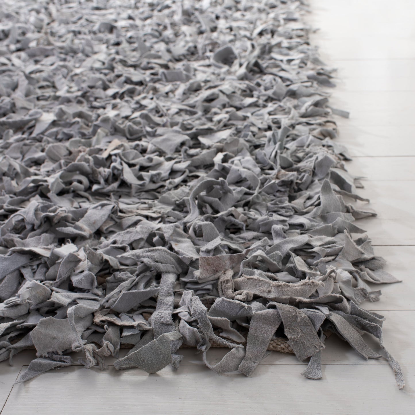 Tapis décoratif moderne SAFAVIEH en cuir shaggy fait main Doinita