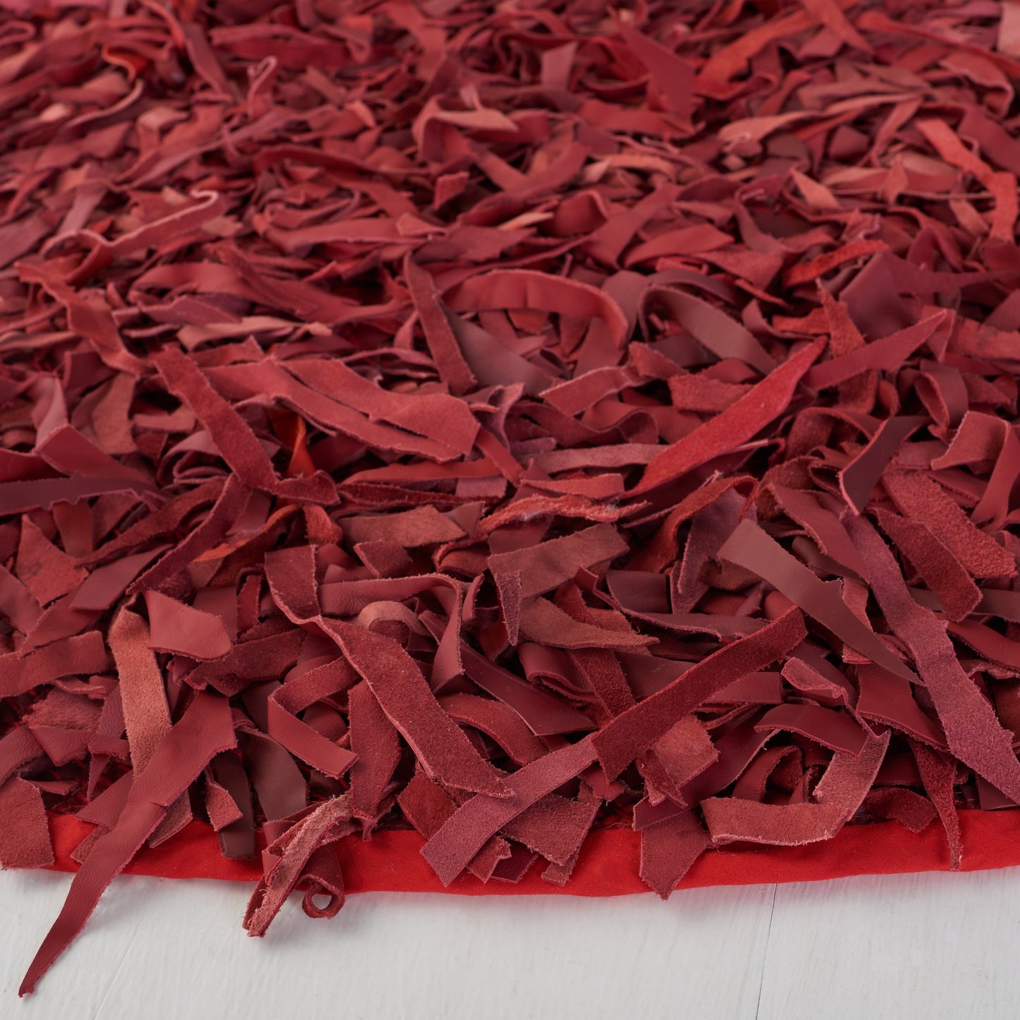 Tapis décoratif moderne SAFAVIEH en cuir shaggy fait main Doinita