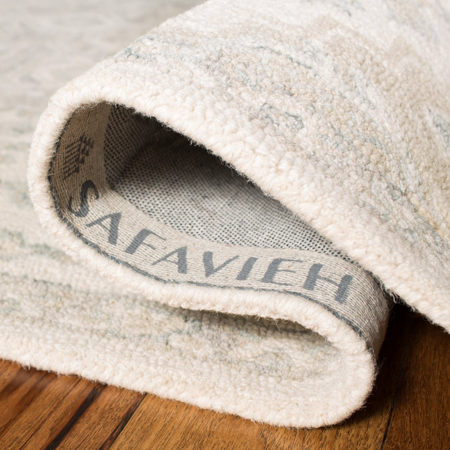 Tapis en laine SAFAVIEH à micro-boucles, motif médaillon Gulseven, fait main