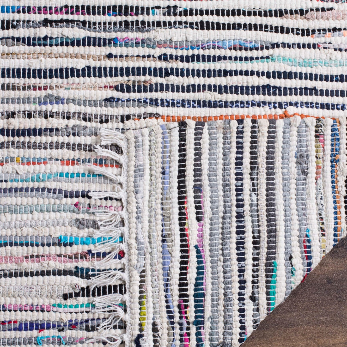 Tapis en coton à rayures fines fait main SAFAVIEH